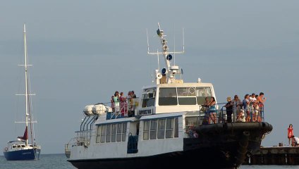 Le bateau à moteur diesel quitte l'amarrage