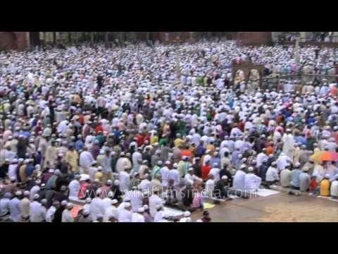 Muslims gathered for Prayer on the last day of Ramdan at Jama Masjid