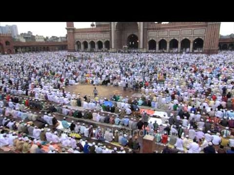 Muslims gathered for Namaz at the largest Mosque in India - Jama Masjid