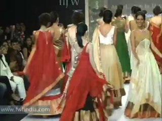 amrita rao walks on ramp at IIJW