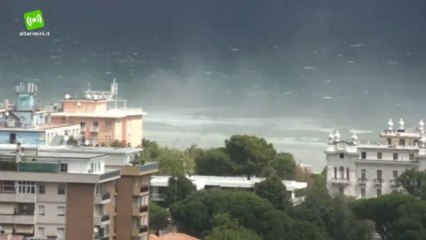 Raffica di vento a 75 km/h su Rimini