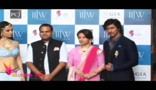 Kangana Ranaut Wardrobe Malfunction | IIJW 2013