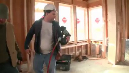 Big Steve fait des trickshot avec des clous