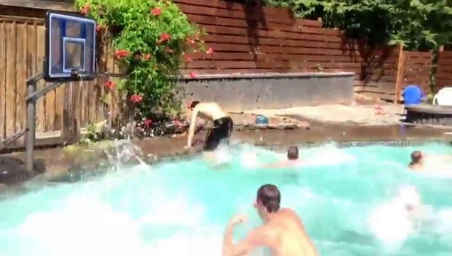 Un dunk dans la piscine à 11!!! Grosse démo et enchaînement de Basket!!!