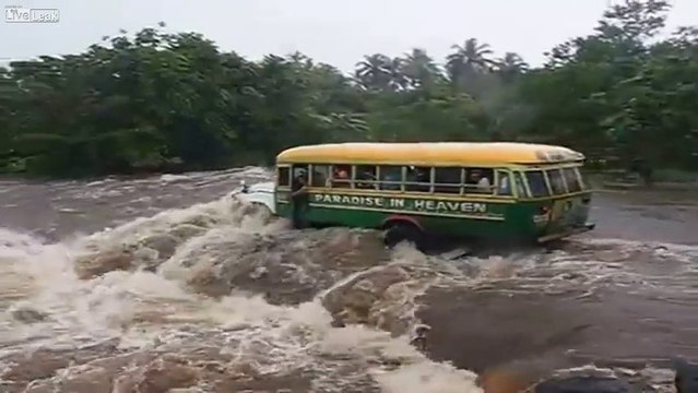 Un bus emporté par des courants d'eau