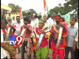 Mahatma Gandhi's statue drenched with milk for keeping A.P united