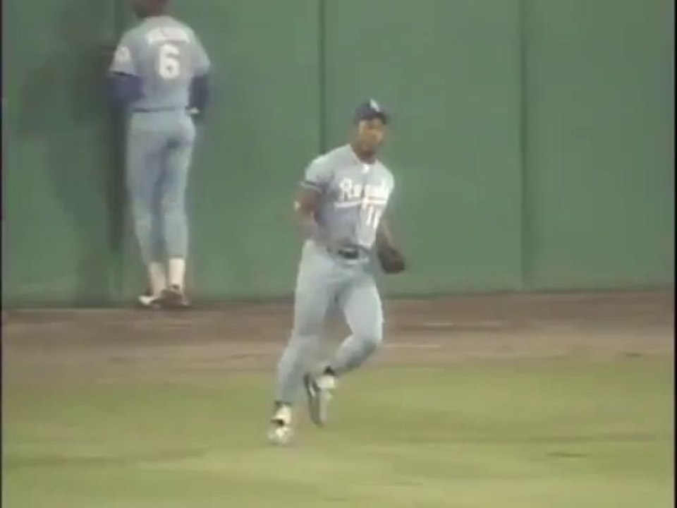 KC@BAL- Bo Jackson catches ball, runs up wall