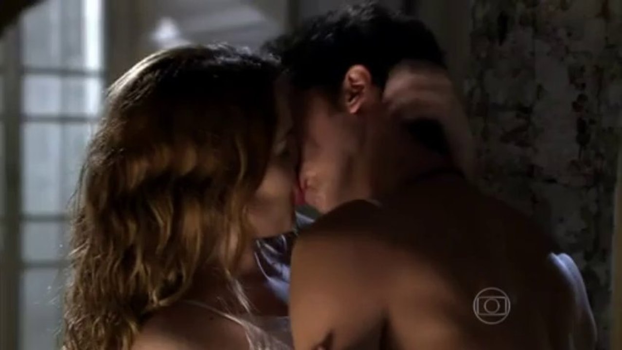 Anita e Ben se beijam