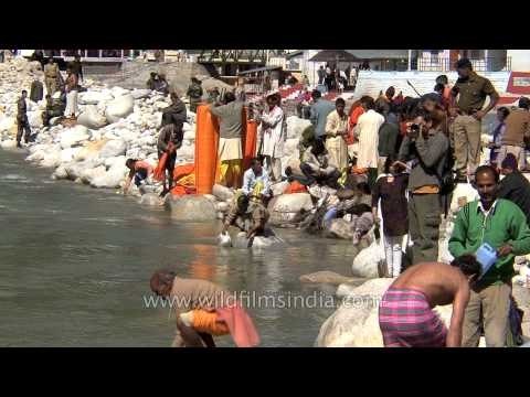 Gangotri Dham: pilgrims assemmble at the banks of Bhagirathi