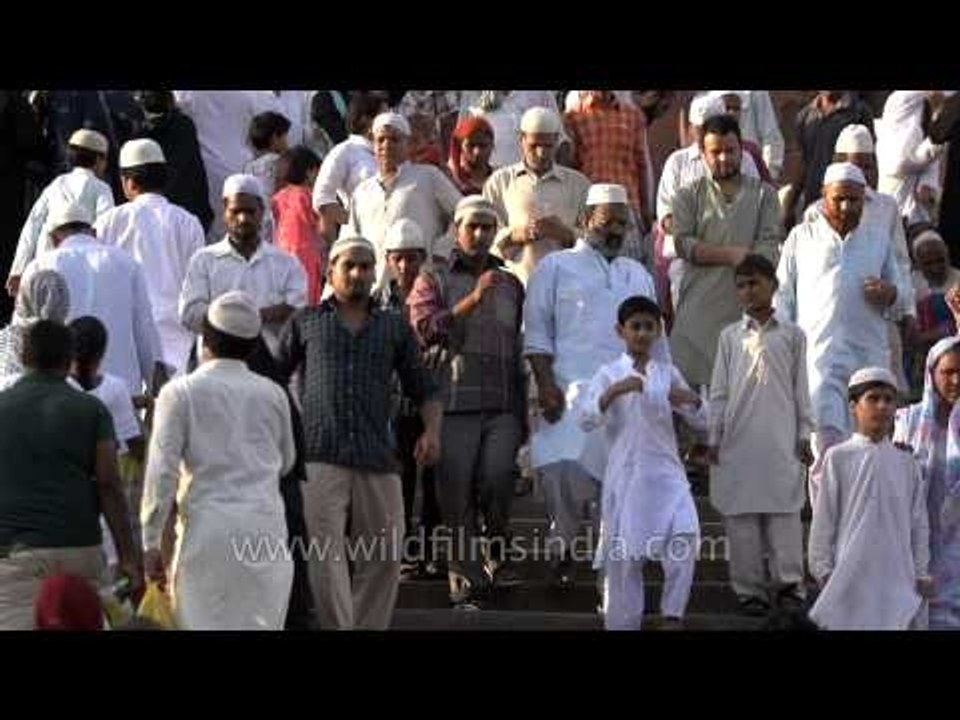 People stepping out of Jama Masjid - Slow motion
