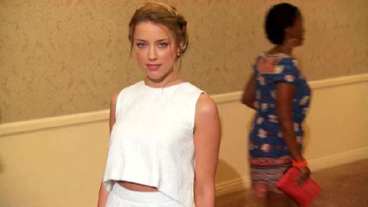 Amber Heard Flaunts Her Midriff