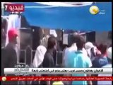 الإخوان يغطون جسم غريب بعلم مصر في اعتصام رابعة