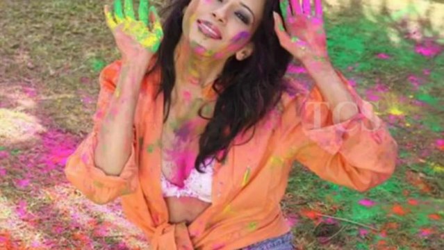 Hot Model Rozlyn Khan Hot HOOLI In Public