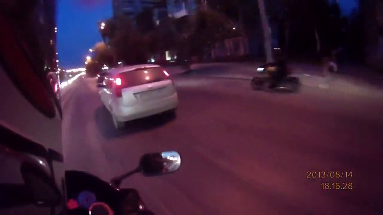 Un motard Russe reçoit une bonne leçon d'un automobiliste