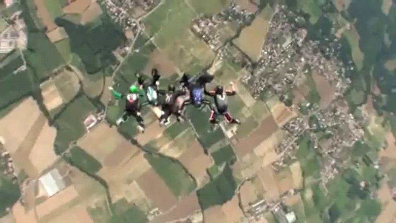 PARACHUTISME – RASSEMBLEMENT FEMININ NATIONAL 2013 : "Vol Relatif - saut 2"