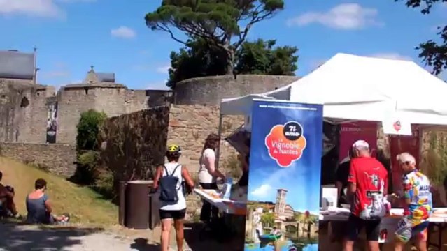 Semaine cyclotourisme a Clisson 2013. Pause déjeuner à clisson 10 aout 2013