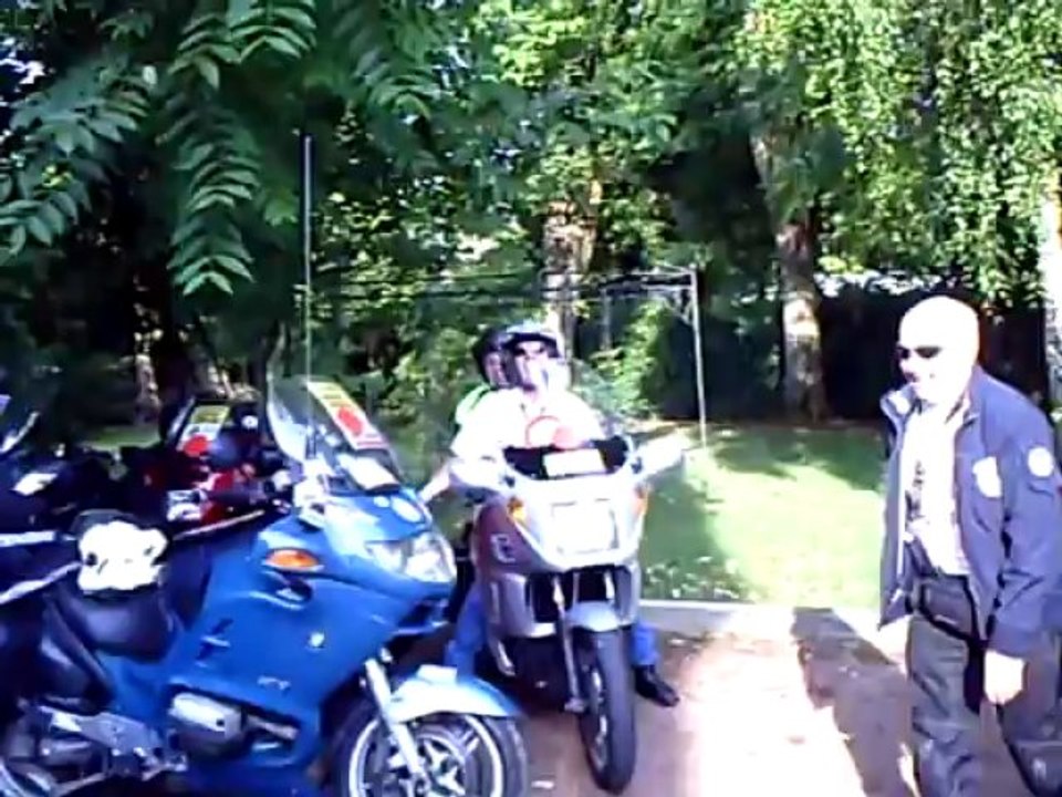 Madelaine fait de la moto