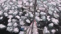 Pendant plus de douze heures, les scientifiques de Tara échantillonnent au milieu des glaces © A.Deniaud/francetv nouvelles écritures/Thalassa/Tara Expéditions
