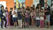 Les enfants de Copains du monde à la maison de retraite de Gravelines