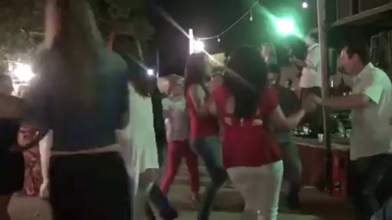 Δεν ειν' όνειρο είναι αληθινό Μ' αγαπάς σ' αγαπώ ♥ παναγιά μου εγώ..♥ Πως σε λαχταρώ και σε νοιάζομαι Πως εμείς οι δυό ταιριάζουμε.....