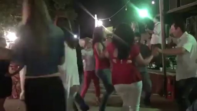 Δεν ειν' όνειρο είναι αληθινό Μ' αγαπάς σ' αγαπώ ♥ παναγιά μου εγώ..♥ Πως σε λαχταρώ και σε νοιάζομαι Πως εμείς οι δυό ταιριάζουμε.....