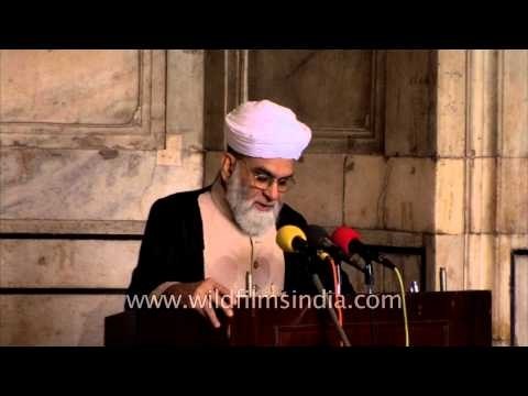 Mawlawi addressing Muslim devotees on the occasion of Eid at Jama Masjid