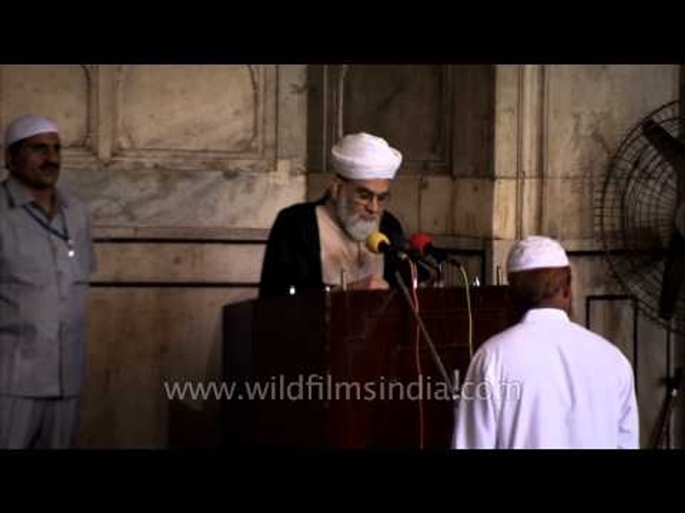 Mawlawi addressing people on the occasion of Eid al-Fitr at Jama Masjid