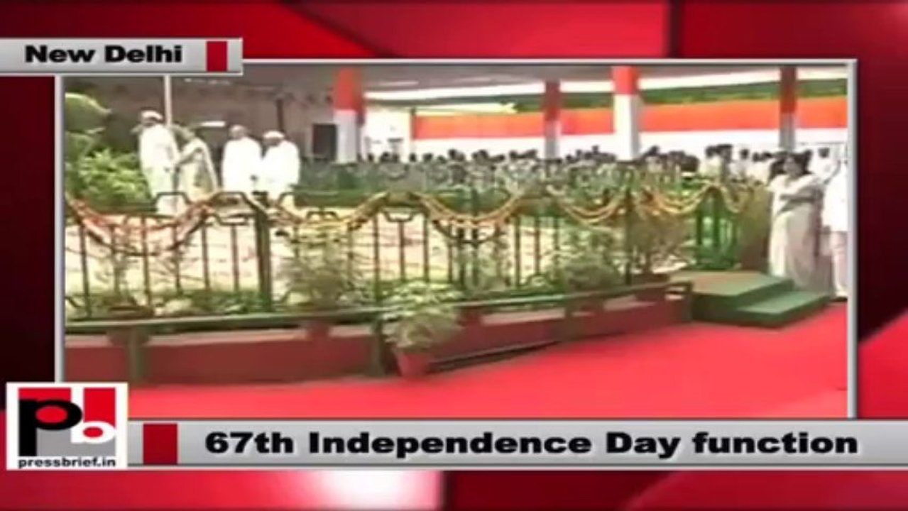 Sonia Gandhi hoists tricolour at AICC headquarters on 67th I-day