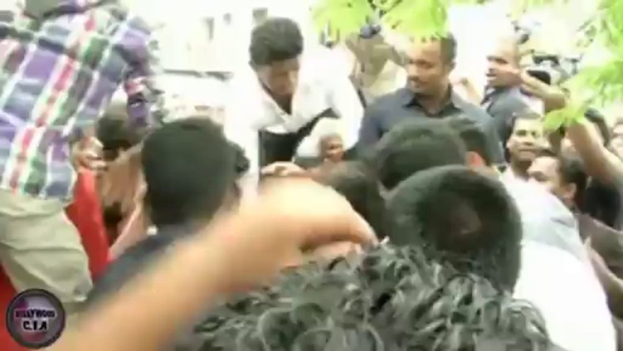 Shahrukh Khan gets pulled by FEMALE FANS!