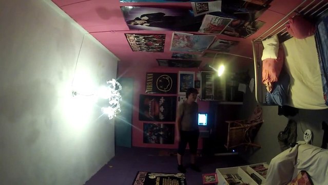 Il fait pivoter la chambre de son frère à 90 degrés