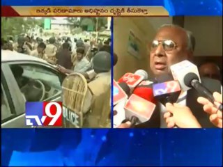 Samaikhyavadis obstruct VH's car at Leela Mahal