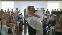 Une mariée paralysée par un accident de voiture marche pour son mariage!