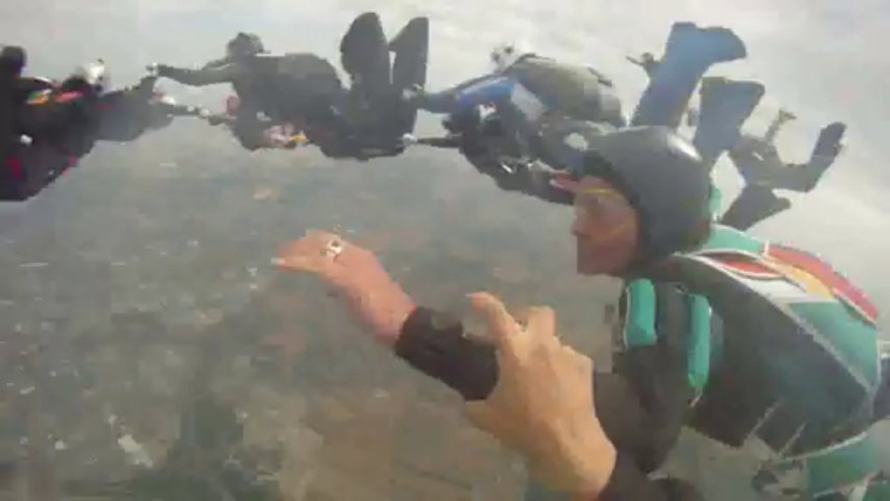 PARACHUTISME – RASSEMBLEMENT FEMININ NATIONAL 2013 : "Saut formation - TLS 20ans filmé par Domitille Kiger"