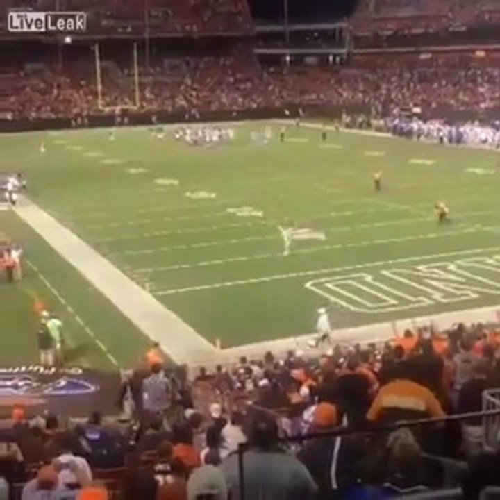 Un Streaker se fait méchamment plaquer par un membre de la Sécu!!