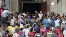 Esercito assedia moschea al Cairo, ultimatum agli...