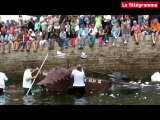 Concarneau. Filets bleus : foule de spectateurs pour la parade nautique et la bateau en chocolat