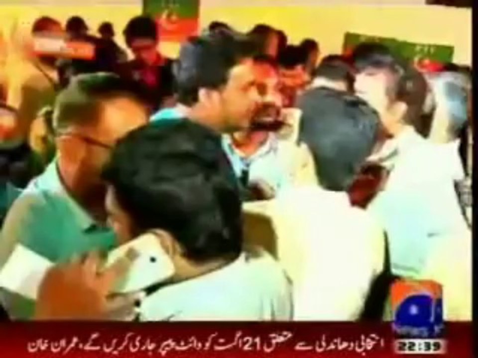 PTI at their best in Karachi, Fight at Karachi Airport and attack on Media after Imran Khan briefing