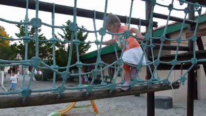 Lou découvre la plaine de jeux