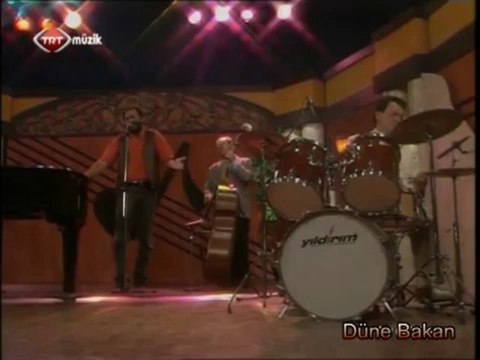 Bora Ayanoğlu Güller ve Dudaklar ( TRT - Hey Gidi Günler )