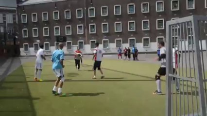 Rencontre de football à la prison de Mons entre professionnels et détenus. Eric Ghislain