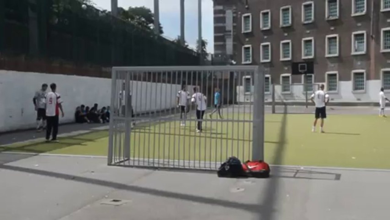 Rencontre de football à la prison de Mons entre professionnels et détenus. Eric Ghislain