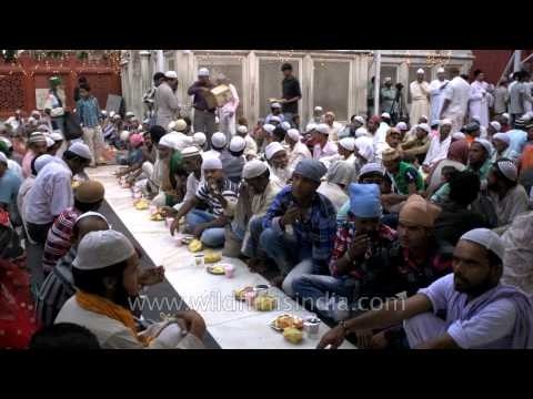 Devotees gathered for Iftar at Nizamuddin Dargah