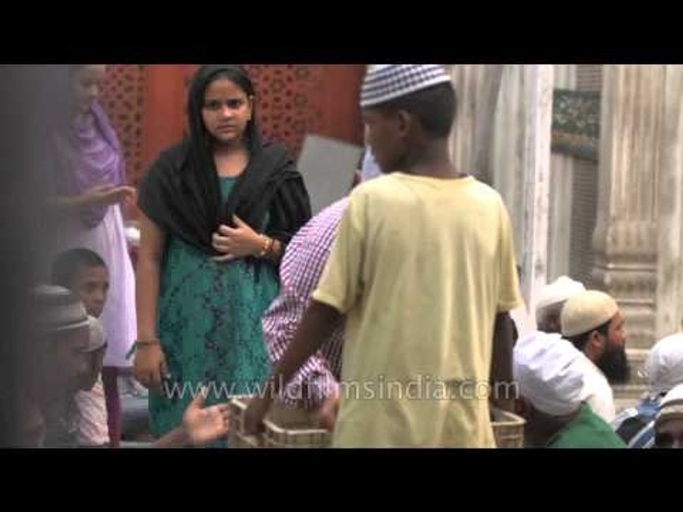 Iftar for the devout at Nizamuddin Dargah