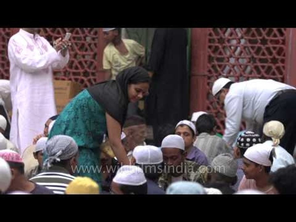 An evening at Nizamuddin Dargah during Iftar
