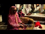 Women performing Namaz at Nizamuddin Dargah