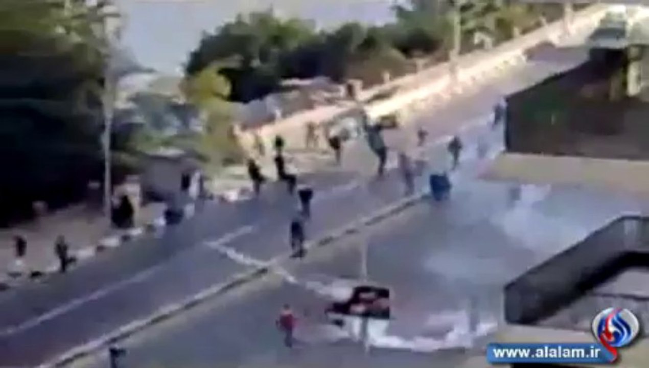 شاب يقفز فوق المدرعة - مشهد تاريخى ‎