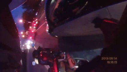 Un automobiliste devient fou et rentre dans des motards...