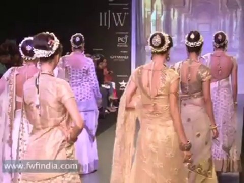 IIJW FASHION WEEK DAY 3 SHABANA AZMI AND JAVED AKHTER on the ramp