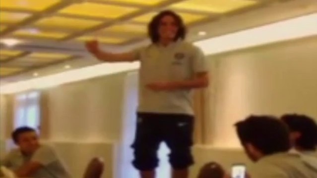 Edinson Cavani bizuté par ses coéquipiers !