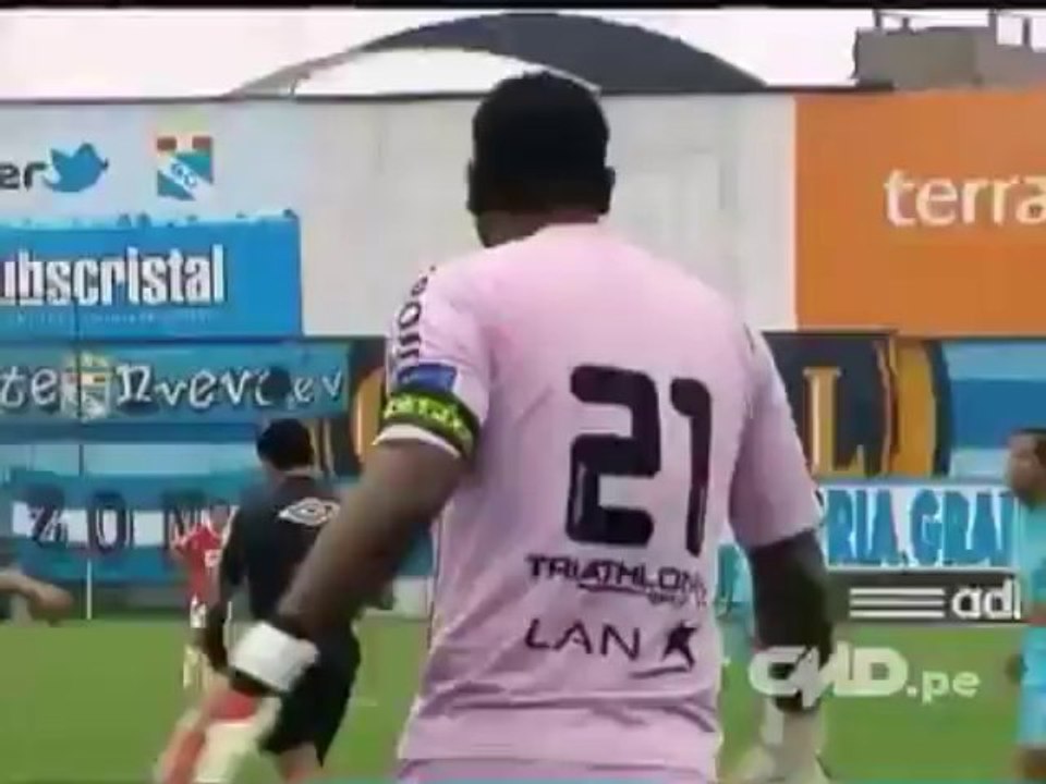 La boulette du gardien Chiquito Flores sous tous les angles